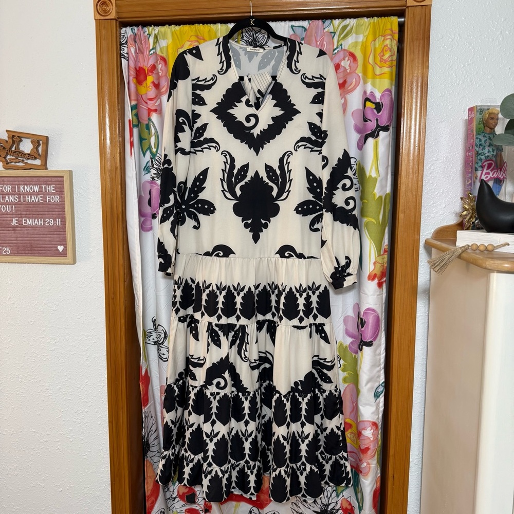 Chic Black and Cream Long Sleeve Dress
